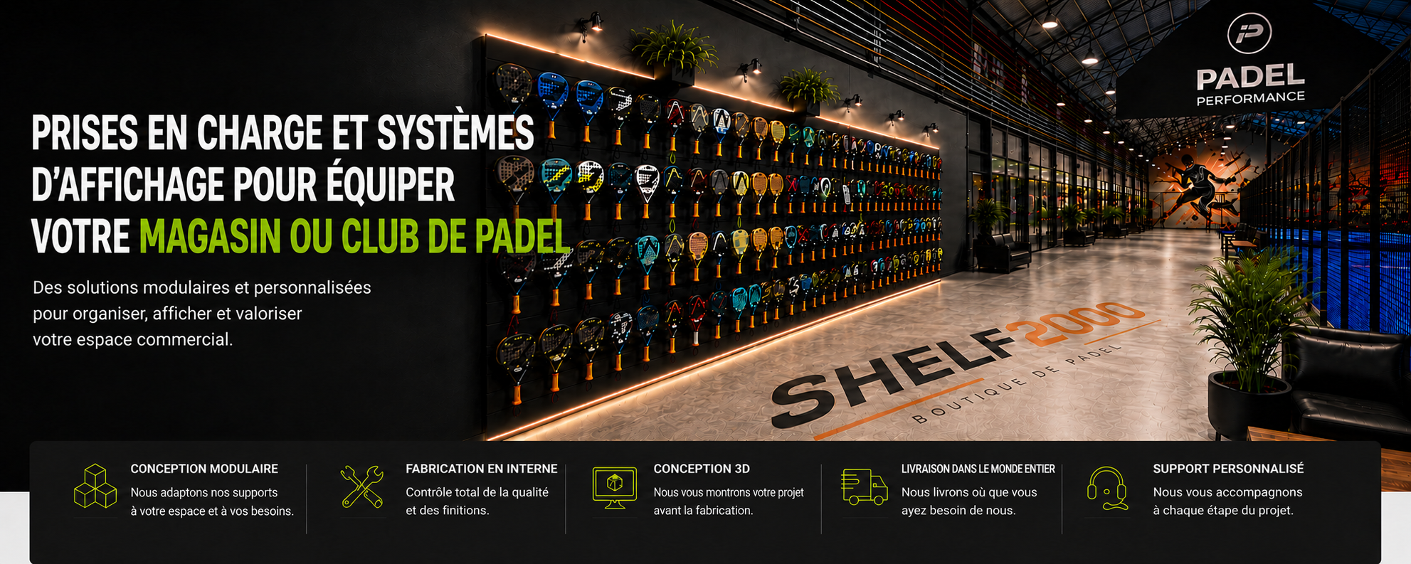 HomShowroom moderne de padel avec un grand mur d’exposition de raquettes éclairé par LED, supports modulaires Shelf2000, design industriel haut de gamme, espace commercial élégant pour magasin ou club de padel avec solutions de présentation personnalisées.e